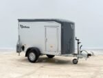Debon C255 V2 Alu 1300kg Kofferanhänger Iron Grey mit Seitentür Cheval Liberté