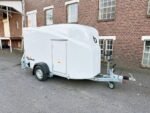 Debon Cargo 1300 Kofferanhänger Weiss mit Seitentür Cheval Liberté – Image 5