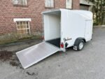 Debon Cargo 1300 Kofferanhänger Weiss mit Seitentür Cheval Liberté – Image 3