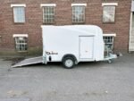 Debon Cargo 1300 Kofferanhänger Weiss mit Seitentür Cheval Liberté