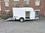 Debon Cargo 1300 Kofferanhänger Weiss mit Seitentür Cheval Liberté – Image 2