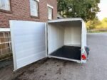 Debon Cargo 1300 Kofferanhänger Weiss mit Seitentür Cheval Liberté – Image 4