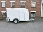 Debon Cargo 1300 Kofferanhänger Weiss mit Seitentür Cheval Liberté – Image 6