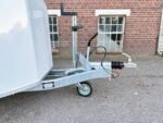 Debon Cargo 1300 Kofferanhänger Weiss mit Seitentür Cheval Liberté – Image 8