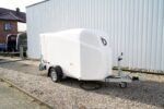 Debon Cargo 1300 Kofferanhänger Weiss Cheval Liberté